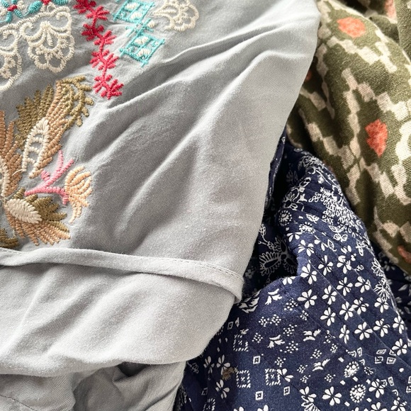 Resellers Mystery Box - Bundle of Women’s Resale Clothing - 5lbs - Picture 4 of 15